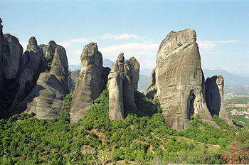 Скалы, на которых расположены монастыри, и вид на Фессалийскую равнину